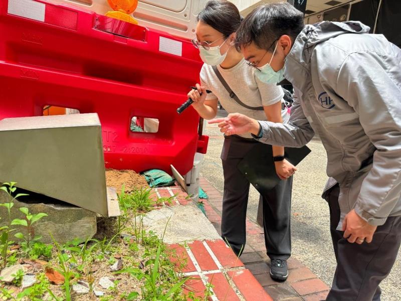 衞生防護中心及食環署人員在病人尖沙咀活動範圍周邊街道調查鼠跡。(政府新聞公報圖片)