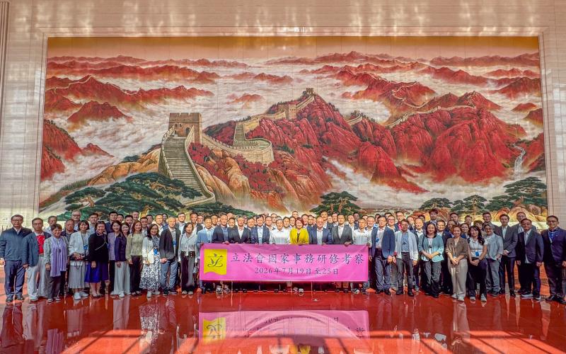 立法會主席李慧琼（前排右十三）和其他議員於中國共產黨歷史展覽館合照。 （政府新聞處圖片）
