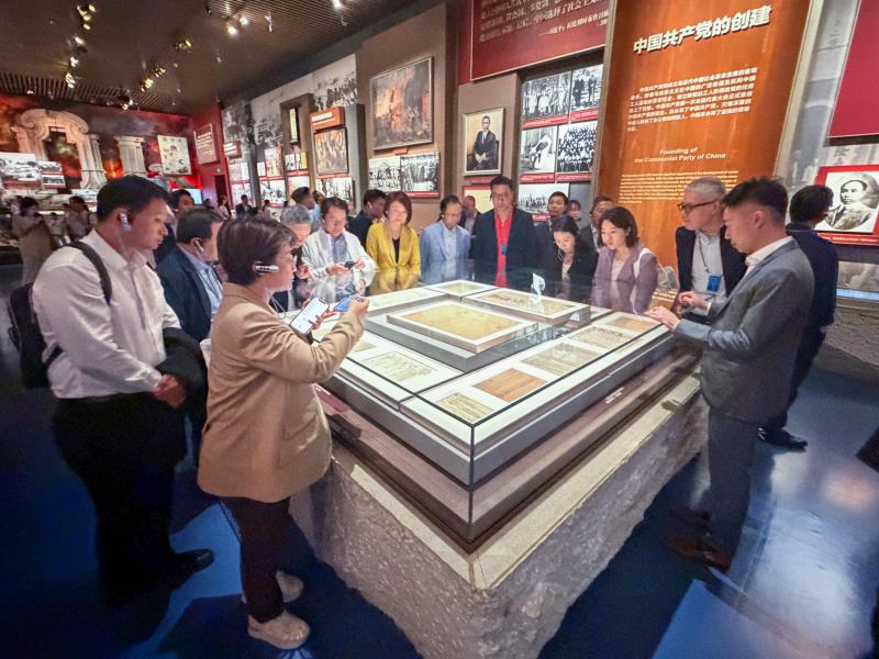 立法會議員觀看中國共產黨歷史展覽館展品。 （政府新聞處圖片）