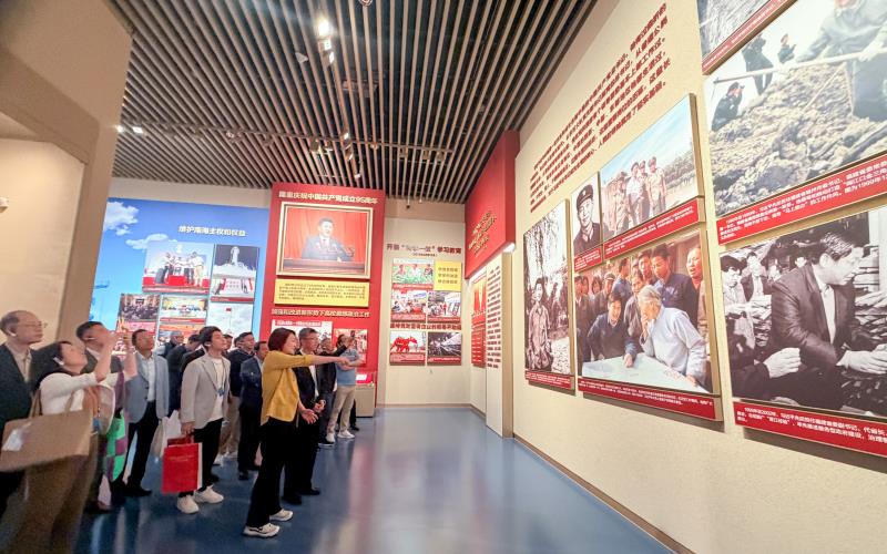 立法會議員觀看中國共產黨歷史展覽館展品。 （政府新聞處圖片）