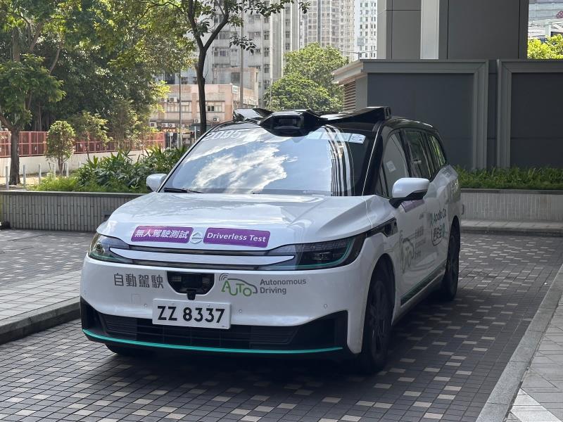 所有無人化測試的自動車都會於車身增加新的標籤，方便司機和行人識別。 (袁曉琦攝)