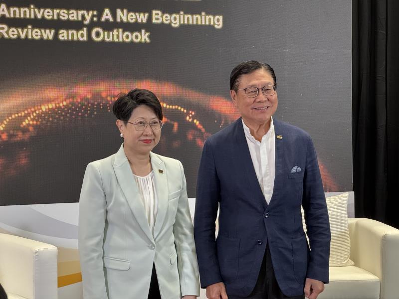 貿發局主席馬時亨（右）相信，美國新關稅對本港出口影響不大。方穎暉攝。