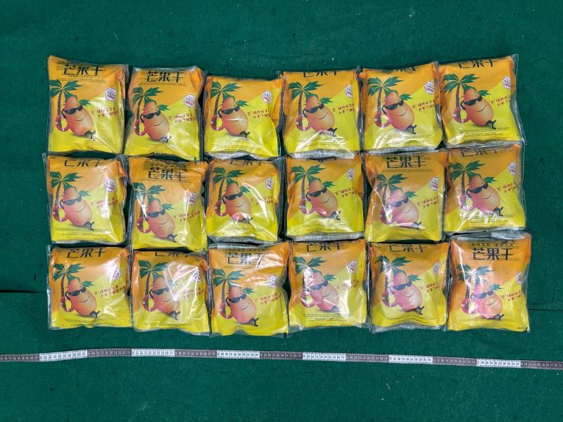 第一宗案件中用作藏匿懷疑大麻花的零食包裝。(政府新聞公報圖片)