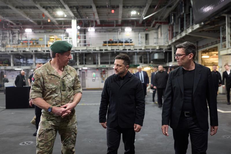 英國首相伯納姆和烏克蘭總統澤連斯基在英國樸茨茅斯皇家海軍基地會面。 （澤連斯基X帳戶圖片）