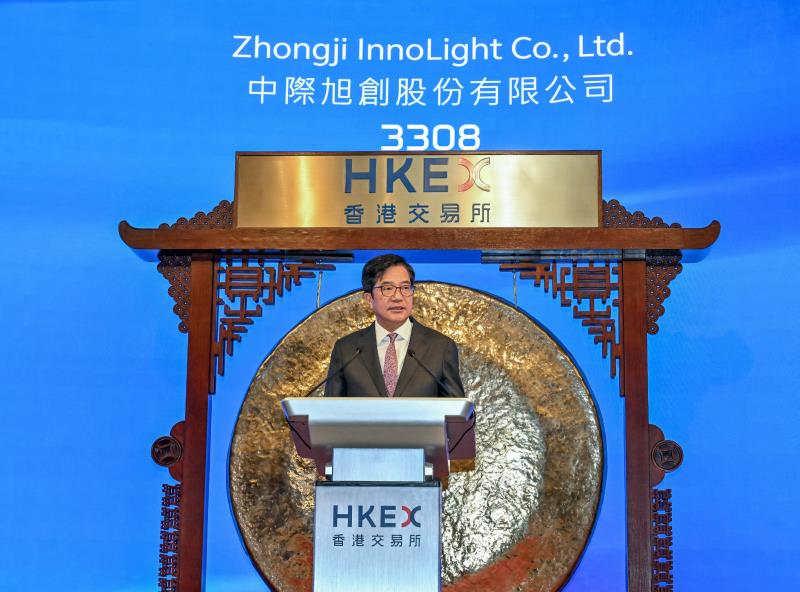 全球光模組龍頭中際旭創今日上市，黃偉綸在上市儀式上致辭。政府新聞處圖片。