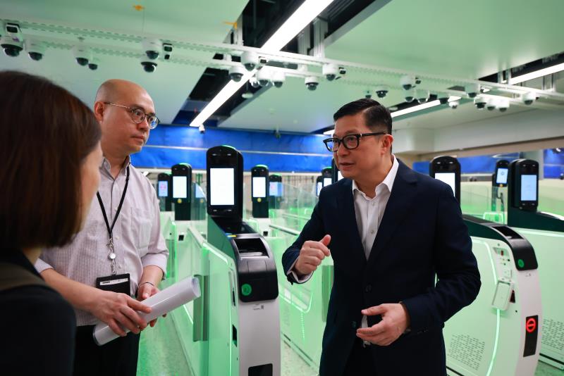 鄧炳強前赴皇崗口岸港方口岸區視察，包括視察合作查驗自助通道。政府新聞處提供。