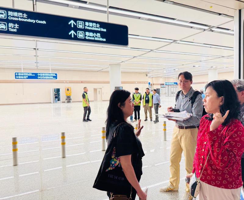 運輸及物流局局長陳美寶(右)視察新皇崗港方口岸交通安排，確保運作暢順。(陳美寶 Facebook 圖片)