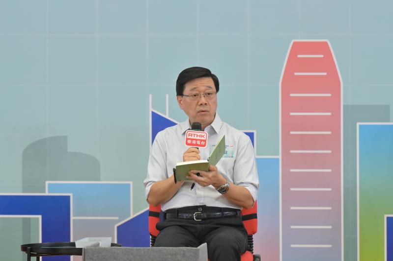 行政長官李家超在地區諮詢會表示，公開諮詢已收到相當大量意見，他會多聽取市民意見，希望市民能暢所欲言。（政府新聞處圖片）