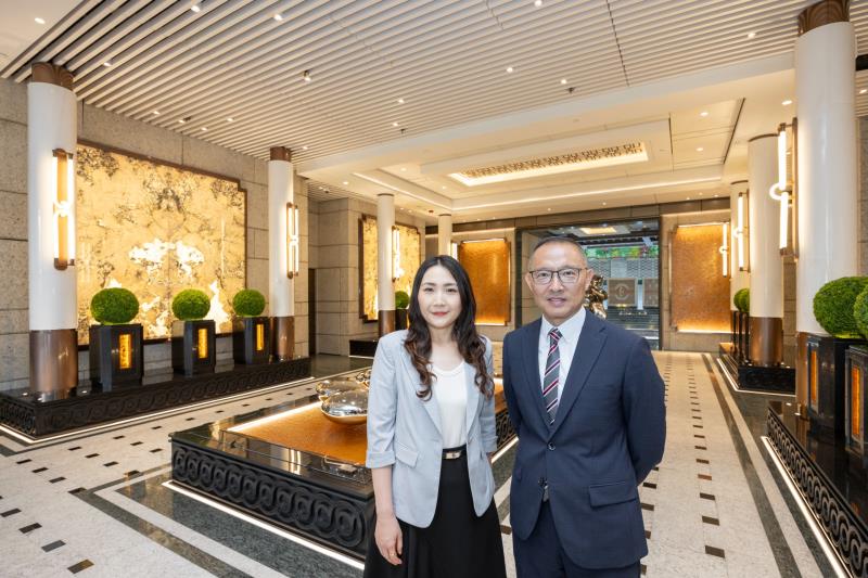 長實營業經理陳詠慈（左）表示，是次大手成交反映市場對半山豪宅的爭奪激烈。長實照片。