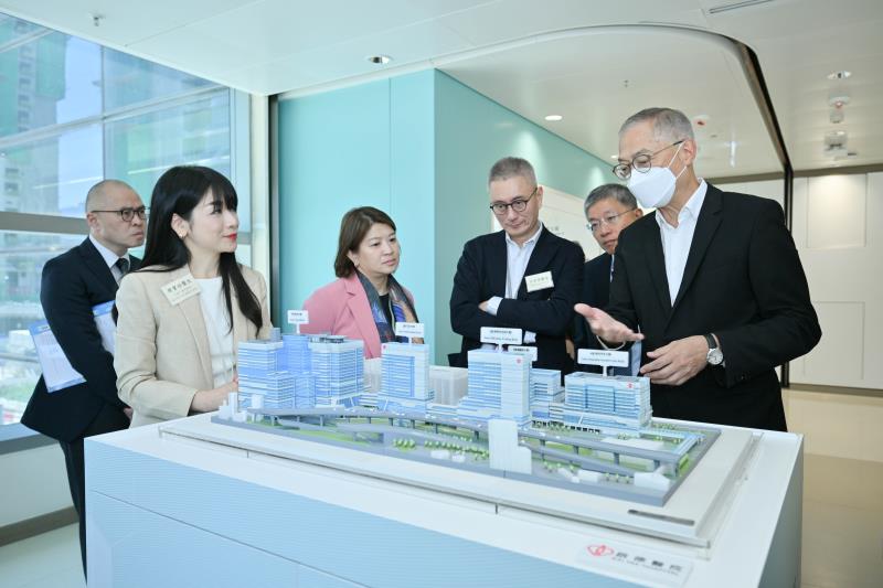 醫務衞生局局長盧寵茂教授（右一）到訪即將開院的啟德醫院，了解新醫院的設施及首階段運作的準備工作和服務安排。（政府新聞處圖片）