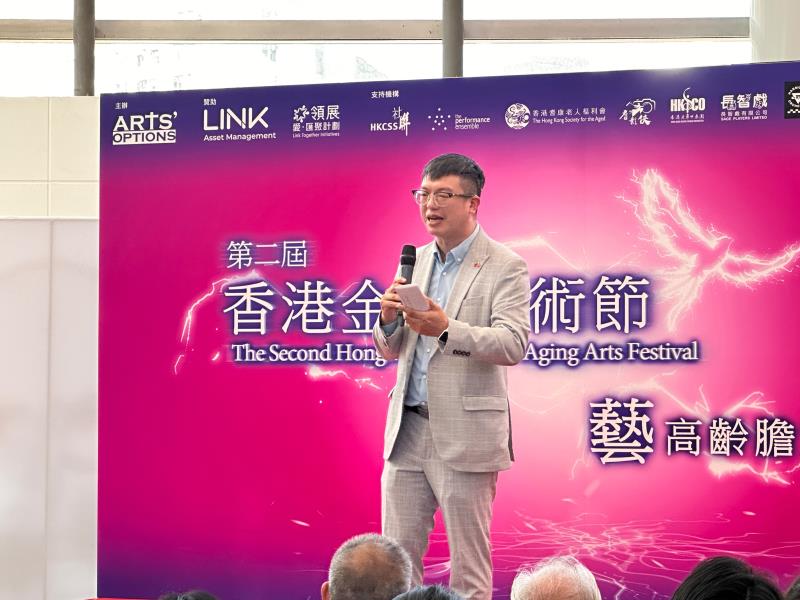 勞工及福利局局長副局長何啟明表示，有超過130名藝術工作者參與金齡藝術節。（袁曉琦攝）