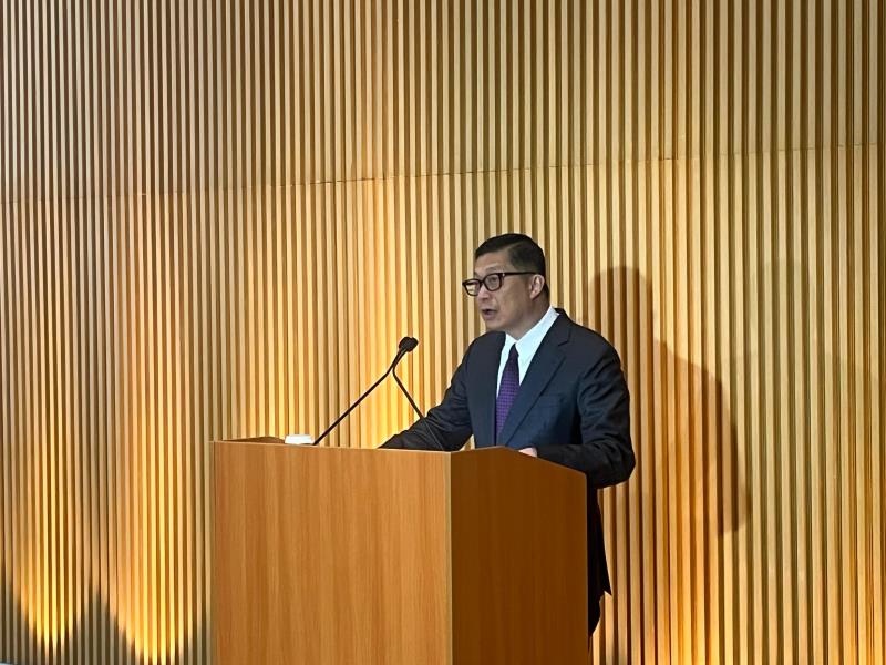 保安局局長鄧炳強表示，完善性罪行法例諮詢收逾6千份意見書，九成支持修例。左樂瑤攝。