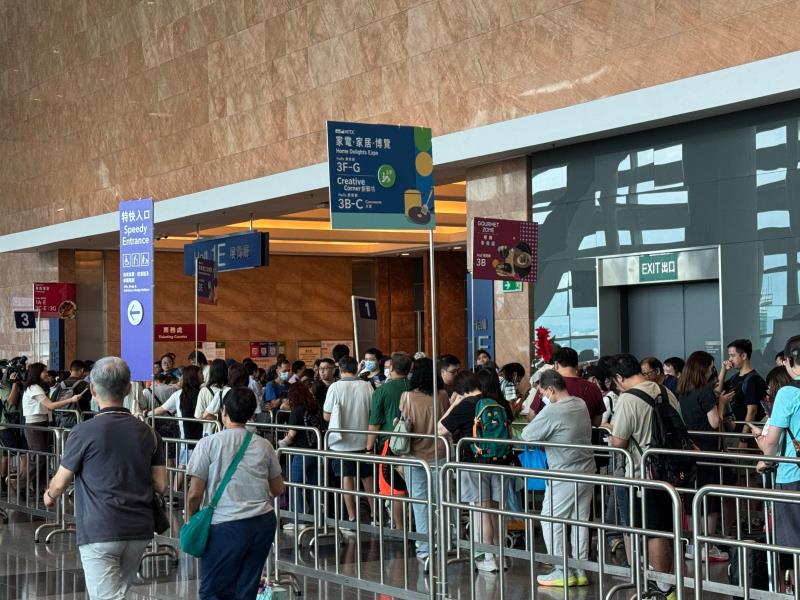 一連五日的美食博覽開幕，今早有不少市民提早排隊等候入場。（許詩彤攝）