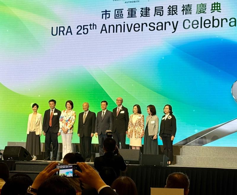 行政長官李家超(左五)出席市建局銀禧慶典。