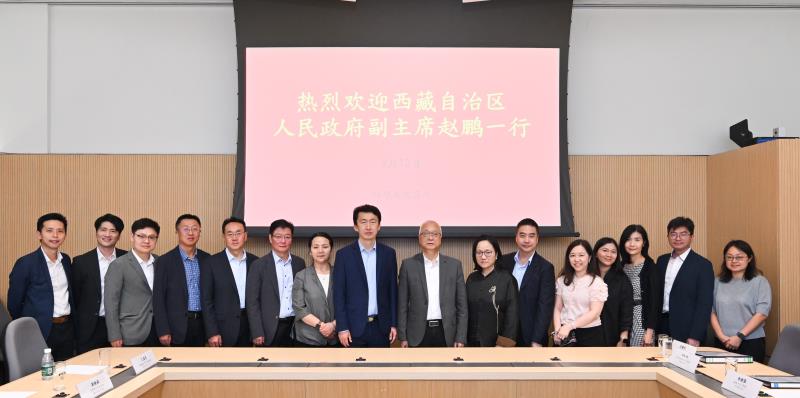 圖示環境及生態局局長謝展寰（右八）、環境及生態局副秘書長（食物）余健強（右六）、食物安全專員黃宏醫生（右七）、署理漁農自然護理署助理署長（農業）趙允元（右一）與西藏自治區人民政府副主席趙鵬（左八）和西藏自治區商務廳副廳長德珍（左七）在八月十二日會面時合照。新聞處提供。