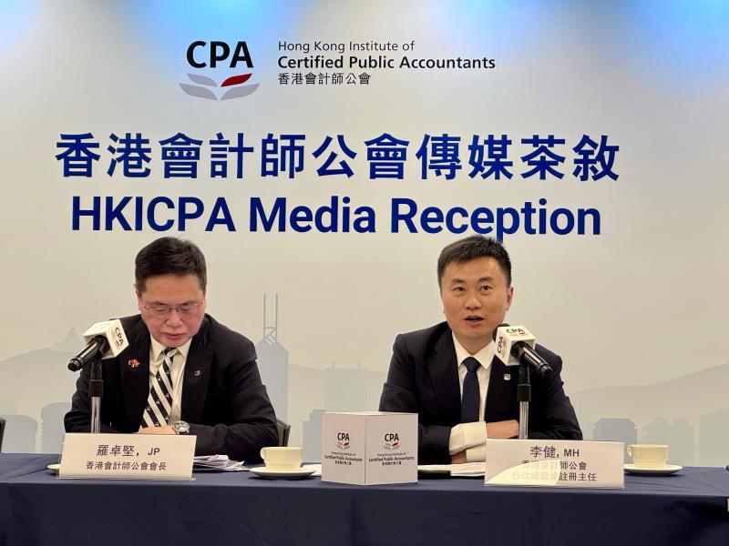 會計師公會行政總裁李健（右）建議，可與內地研究，離岸信託在財產轉移時才徵收個人所得稅。方穎暉攝。