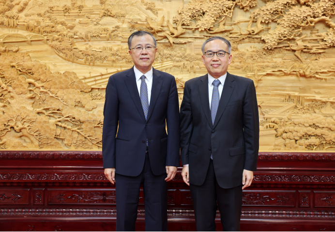 財經事務及庫務局局長許正宇（右）到訪國家金融監管總局，並與金監總局副局長肖遠企（左）會面。