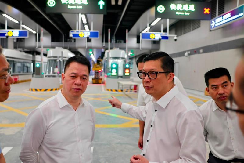 鄧炳強（左二）與深圳代表團一同到皇崗口岸港方口岸區，實地視察準備工作。（鄧炳強facebook圖片）