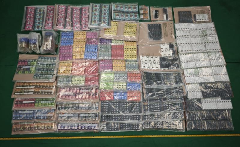 圖示檢獲的懷疑製毒及包裝工具。 （政府新聞處圖片）