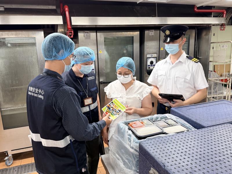 食物安全中心及環境衞生部展開行動，加強巡查全港各區相關持牌食物製造廠，以保障食物安全。 （政府新聞處圖片）
