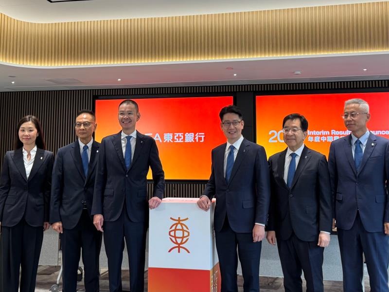 東亞銀行聯席行政總裁李民橋（左三）表示，內地收緊境外投資監管或影響短期投資氣氛。方穎暉攝。