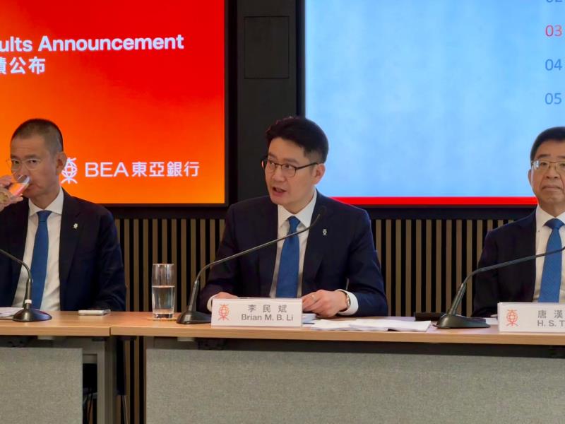 東亞銀行聯席行政總裁李民斌（中）表示，內房仍然低迷，因加快處理不良資產而增加撥備。方穎暉攝。