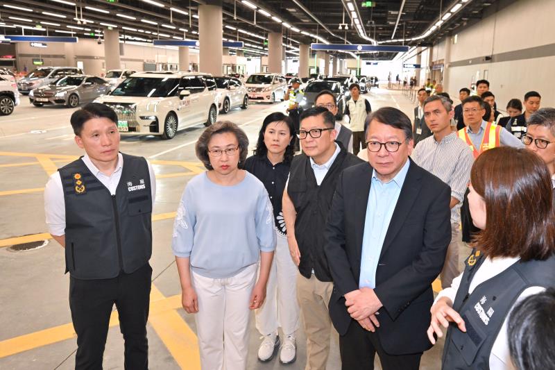 陳國基（左五）視察「聯合一站式」車道樓層。 （政府新聞處圖片）