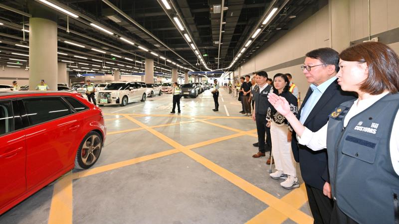 陳國基（右二）視察「聯合一站式」車道樓層。 （政府新聞處圖片）
