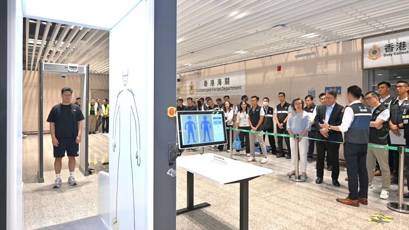 陳國基（前排右二）視察入境大堂。（政府新聞處圖片）