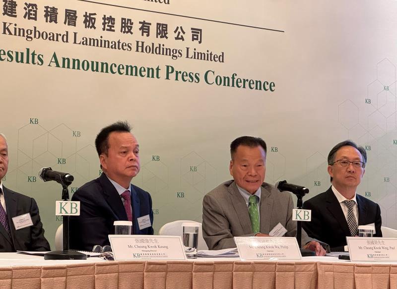 建滔集團主席張國榮（右二）預料，覆銅面板行業持續處於供不應求的上行周期。方穎暉攝。