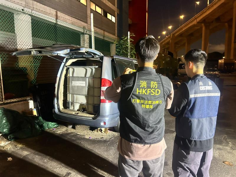 海關聯同消防處在葵涌搗破兩個流動非法加油站。 (圖片來源：海關提供)