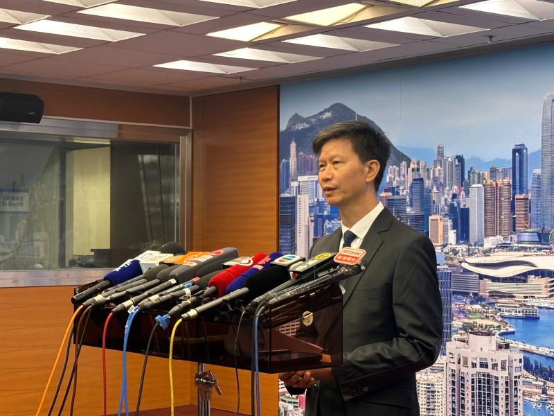 勞工處處長許澤森表示，明日起優化工作暑熱警告，如多個地區氣溫若達35度時，會上調警告一個級別。（袁曉琦攝）