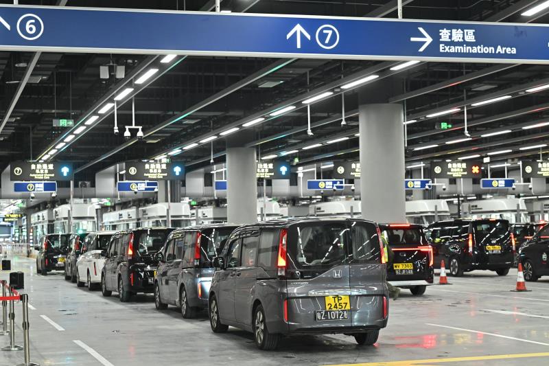 參與車輛按指示分批經新連接路駛入口岸。 (政府新聞處圖片)