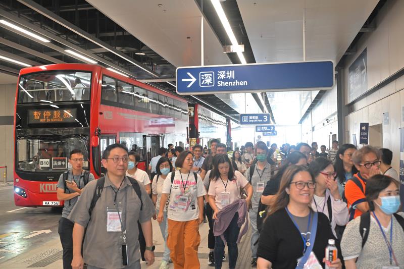 不同部門的公務員按指示乘搭不同公共交通工具抵達位於聯檢大樓二樓的公共運輸交匯處。 (政府新聞處圖片)