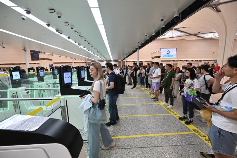 參與人員於離境大堂通過「合作查驗」自助通道出境。 (政府新聞處圖片)