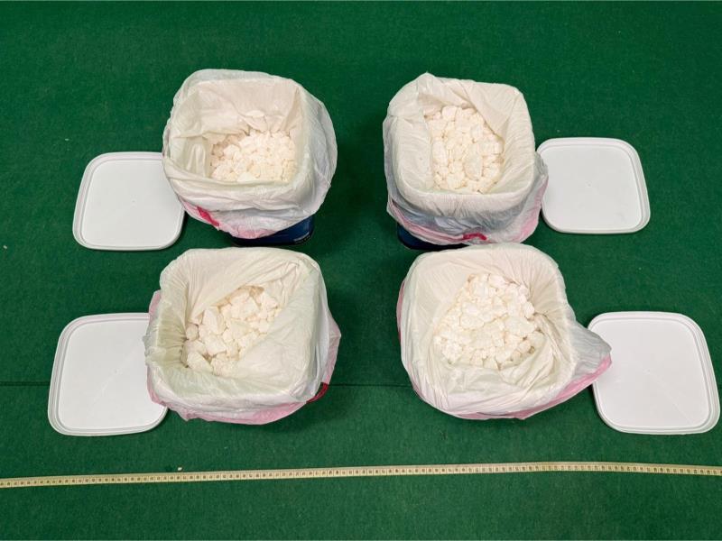 藏於四個膠桶內的懷疑氯胺酮。(政府新聞公報圖片)