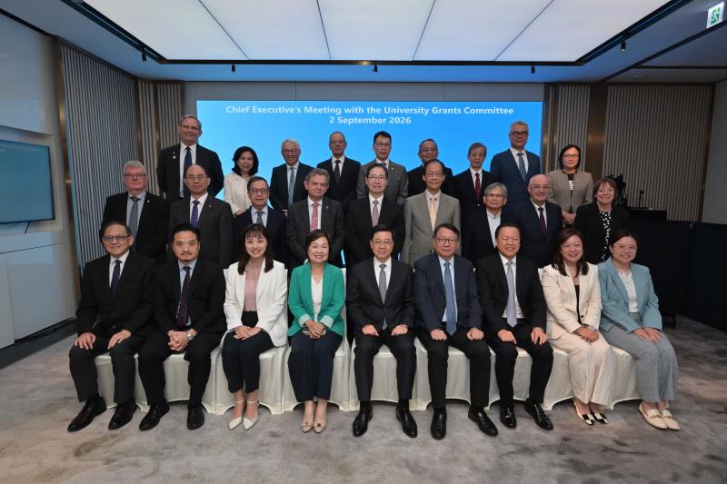 行政長官李家超（前排中）表示，政府將透過數碼轉型、 深化產學研協作及國際合作，進一步鞏固香港作為國際教育樞紐的領先地位。（政府新聞處圖片）
