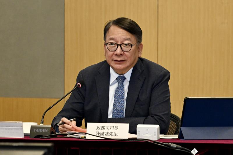 政務司司長陳國基表示，政府以精準扶貧策略識別目標群組，向隊尾人士提供聚焦及到位的支援。（政府新聞處圖片）