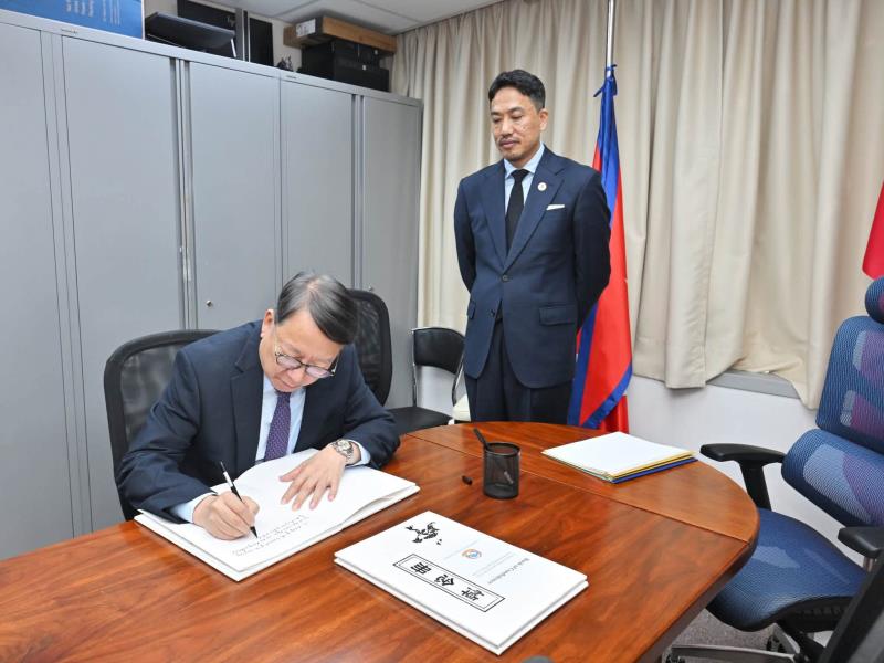 政務司司長陳國基代表特區政府，到尼泊爾駐港總領事館簽署弔唁冊。（陳國基Facebook圖片）