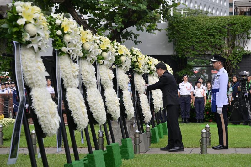 行政長官李家超表示，要將對歷史的敬畏，轉化為守護這份來之不易的和平、 推動香港繁榮穩定的強大動力。（政府新聞處圖片）