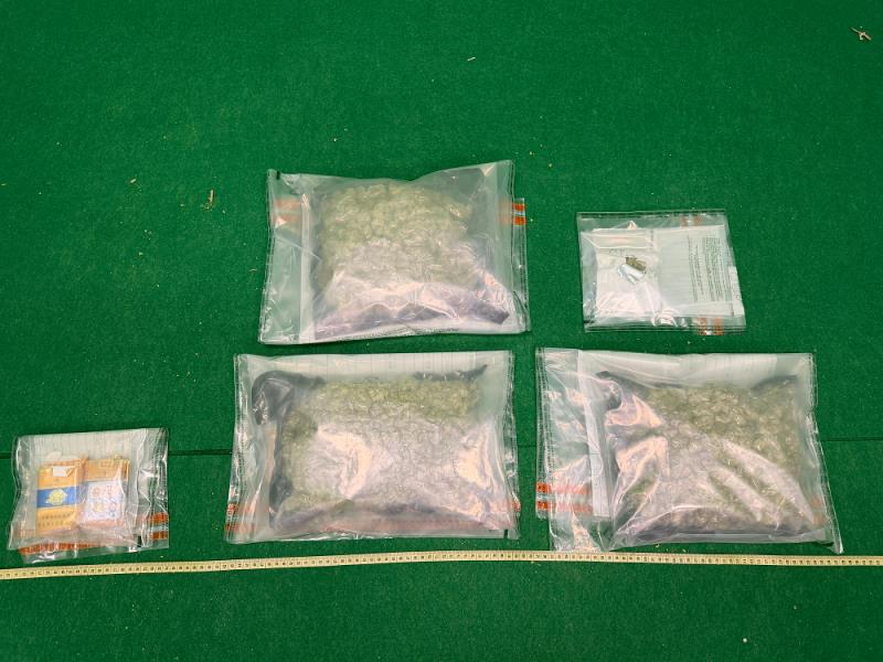案中檢獲的懷疑大麻花及未完稅香煙。(政府新聞公報圖片)