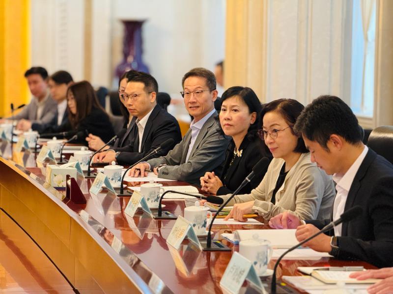 陳美寶在北京考察。(政府新聞公報圖片)