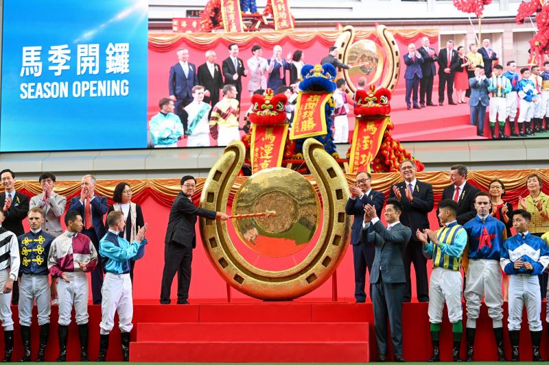 馬季開鑼日開幕儀式在馬匹亮相圈舉行，香港特別行政區行政長官李家超在馬會主席廖長江陪同下敲響銅鑼，標誌著新馬季展開。 (馬會提供圖片)