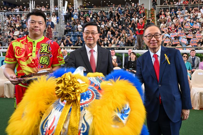 香港特別行政區行政長官李家超（中）及馬會主席廖長江（右）主持醒獅點睛儀式。 (馬會提供圖片)