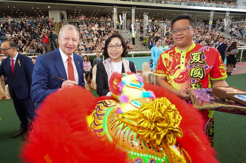 馬會行政總裁應家柏（左），及香港特別行政區政府民政及青年事務局局長麥美娟（中）亦為醒獅點睛。 (馬會提供圖片)
