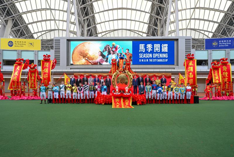 馬季開鑼儀式上，香港特別行政區行政長官李家超、馬會主席廖長江、行政總裁應家柏、一眾馬會董事及各騎師合照。 (馬會提供圖片)