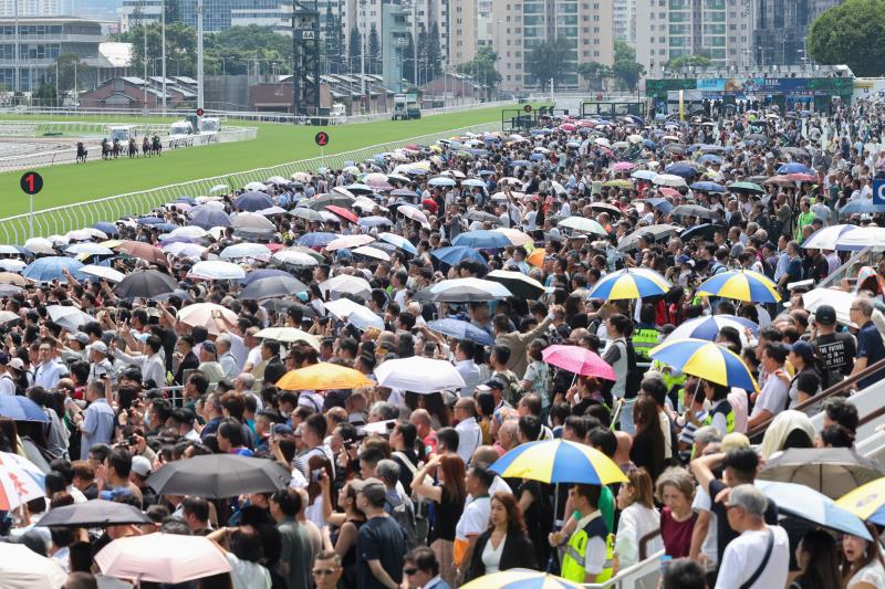 馬季開鑼日吸引逾四萬人入場觀賞賽事，現場氣氛熾熱。 (馬會提供圖片)