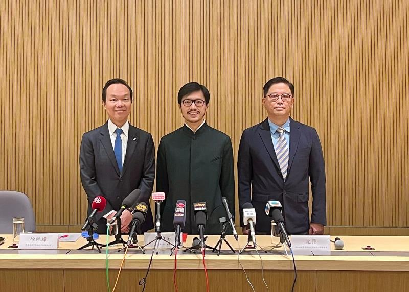 一帶一路專員何力治 （中） 大豆天地農業科技有限公司首席運營官沈興 (右)。 （左樂瑤攝）