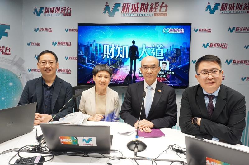 瑪麗醫院新臨床大樓多部升降機未能運作，林智遠(右二)表示，相關部門是「第一責任人」，需確保設施能夠使用，審計署擔當從旁監督審查角色，提醒各部門將公共服務都做得更好，提升市民的幸福感。
