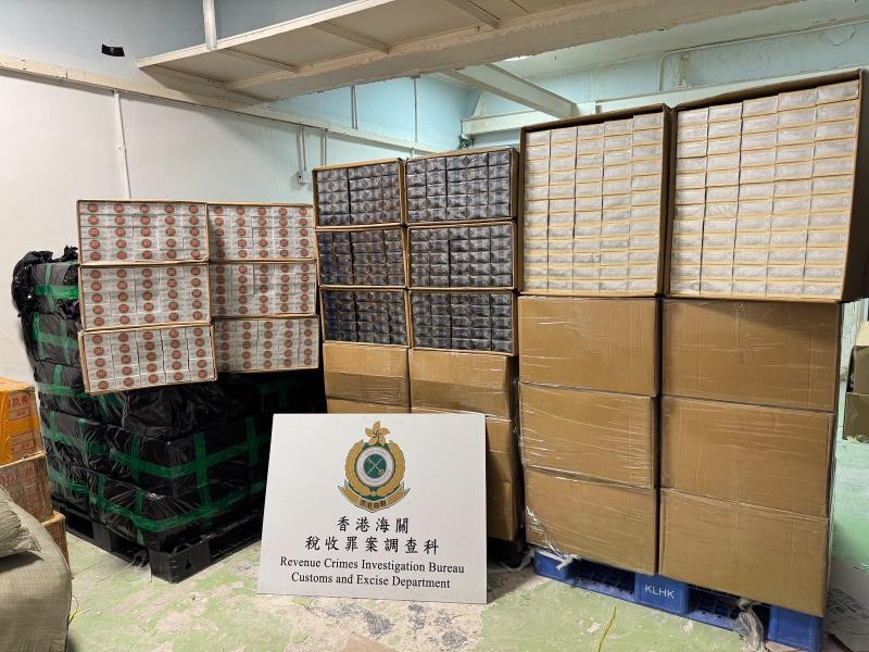 其中一個工業大廈單位內檢獲的懷疑私煙。(政府新聞公報圖片)
